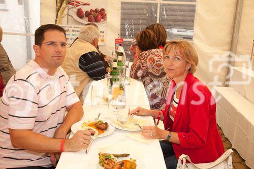 Anfang Juni lud Bauprofi Quester zum 20. Mal in Folge zu seinem traditionellen Spargelfest in Raasdorf. Über 800 Kunden, Lieferanten und Mitarbeiter folgten der Einladung. Im Bild: 