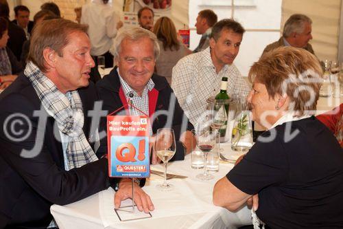 Anfang Juni lud Bauprofi Quester zum 20. Mal in Folge zu seinem traditionellen Spargelfest in Raasdorf. Über 800 Kunden, Lieferanten und Mitarbeiter folgten der Einladung. Im Bild: Quester-GF Ulrich Paulmann mit Herrn und Frau Ullrich von der Firma Ullrich & Sohn