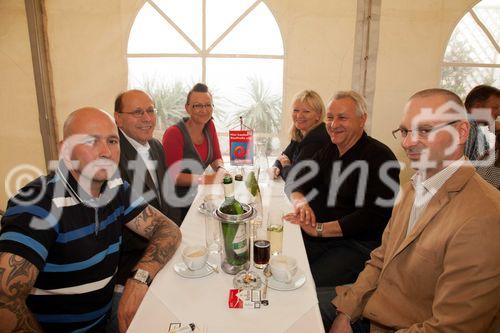 Anfang Juni lud Bauprofi Quester zum 20. Mal in Folge zu seinem traditionellen Spargelfest in Raasdorf. Über 800 Kunden, Lieferanten und Mitarbeiter folgten der Einladung. Im Bild: 