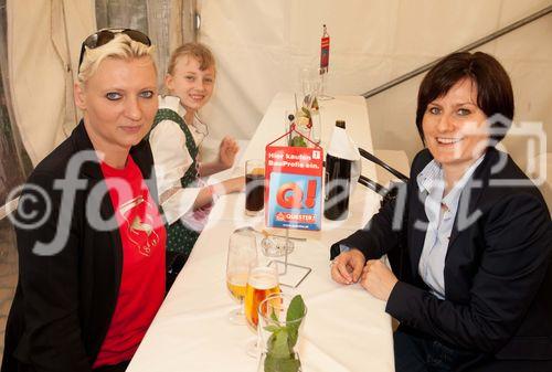 Anfang Juni lud Bauprofi Quester zum 20. Mal in Folge zu seinem traditionellen Spargelfest in Raasdorf. Über 800 Kunden, Lieferanten und Mitarbeiter folgten der Einladung. Im Bild: Anita Prokop (Hilfswerk), Sonja Warter (Temmel & Seywald)