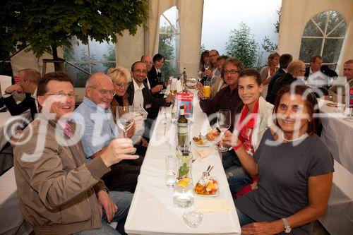 Anfang Juni lud Bauprofi Quester zum 20. Mal in Folge zu seinem traditionellen Spargelfest in Raasdorf. Über 800 Kunden, Lieferanten und Mitarbeiter folgten der Einladung. Im Bild: 