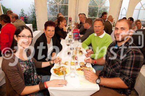 Anfang Juni lud Bauprofi Quester zum 20. Mal in Folge zu seinem traditionellen Spargelfest in Raasdorf. Über 800 Kunden, Lieferanten und Mitarbeiter folgten der Einladung. Im Bild: 