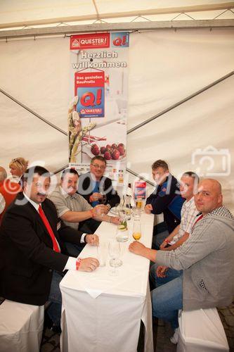 Anfang Juni lud Bauprofi Quester zum 20. Mal in Folge zu seinem traditionellen Spargelfest in Raasdorf. Über 800 Kunden, Lieferanten und Mitarbeiter folgten der Einladung. Im Bild: 