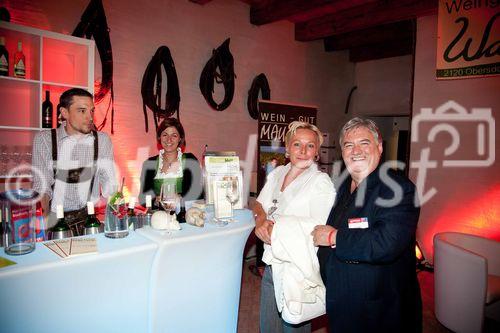 Anfang Juni lud Bauprofi Quester zum 20. Mal in Folge zu seinem traditionellen Spargelfest in Raasdorf. Über 800 Kunden, Lieferanten und Mitarbeiter folgten der Einladung. Im Bild: Familie Mauser vom Weingut Mauser mit Karin Pelz (Baumanagement Forstner) und Helmut Fiala (Quester)