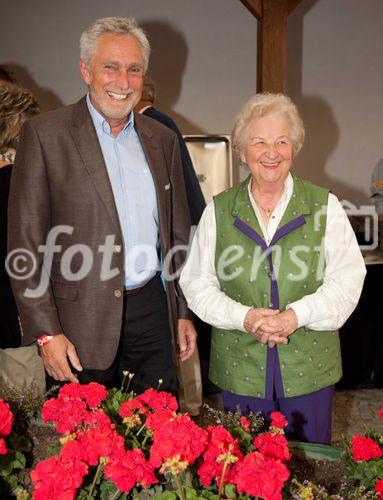 Anfang Juni lud Bauprofi Quester zum 20. Mal in Folge zu seinem traditionellen Spargelfest in Raasdorf. Über 800 Kunden, Lieferanten und Mitarbeiter folgten der Einladung. Im Bild: Bürgermeister Walter Krutis und Frau Niedermayer vom Spargelbauern Blatt-Niedermayer