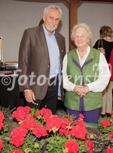 Anfang Juni lud Bauprofi Quester zum 20. Mal in Folge zu seinem traditionellen Spargelfest in Raasdorf. Über 800 Kunden, Lieferanten und Mitarbeiter folgten der Einladung. Im Bild: Bürgermeister Walter Krutis und Frau Niedermayer vom Spargelbauern Blatt-Niedermayer