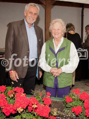 Anfang Juni lud Bauprofi Quester zum 20. Mal in Folge zu seinem traditionellen Spargelfest in Raasdorf. Über 800 Kunden, Lieferanten und Mitarbeiter folgten der Einladung. Im Bild: Bürgermeister Walter Krutis und Frau Niedermayer vom Spargelbauern Blatt-Niedermayer