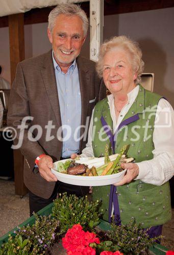 Anfang Juni lud Bauprofi Quester zum 20. Mal in Folge zu seinem traditionellen Spargelfest in Raasdorf. Über 800 Kunden, Lieferanten und Mitarbeiter folgten der Einladung. Im Bild: Bürgermeister Walter Krutis und Frau Niedermayer vom Spargelbauern Blatt-Niedermayer