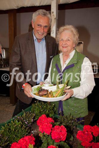 Anfang Juni lud Bauprofi Quester zum 20. Mal in Folge zu seinem traditionellen Spargelfest in Raasdorf. Über 800 Kunden, Lieferanten und Mitarbeiter folgten der Einladung. Im Bild: Bürgermeister Walter Krutis und Frau Niedermayer vom Spargelbauern Blatt-Niedermayer