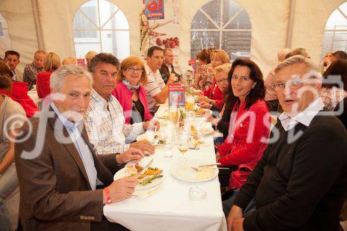 Anfang Juni lud Bauprofi Quester zum 20. Mal in Folge zu seinem traditionellen Spargelfest in Raasdorf. Über 800 Kunden, Lieferanten und Mitarbeiter folgten der Einladung. Im Bild: 