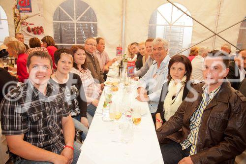 Anfang Juni lud Bauprofi Quester zum 20. Mal in Folge zu seinem traditionellen Spargelfest in Raasdorf. Über 800 Kunden, Lieferanten und Mitarbeiter folgten der Einladung. Im Bild: 