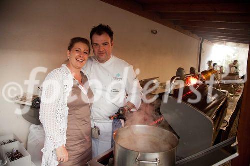 Anfang Juni lud Bauprofi Quester zum 20. Mal in Folge zu seinem traditionellen Spargelfest in Raasdorf. Über 800 Kunden, Lieferanten und Mitarbeiter folgten der Einladung. Im Bild: Marketingleiterin Ursula Ottawa und Küchenchef Oliver Scheiblauer von Adventure Catering