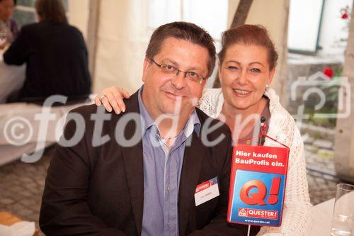 Anfang Juni lud Bauprofi Quester zum 20. Mal in Folge zu seinem traditionellen Spargelfest in Raasdorf. Über 800 Kunden, Lieferanten und Mitarbeiter folgten der Einladung. Im Bild: Rupert Schiefer und Ursula Ottawa (beide Quester)