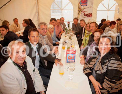 Anfang Juni lud Bauprofi Quester zum 20. Mal in Folge zu seinem traditionellen Spargelfest in Raasdorf. Über 800 Kunden, Lieferanten und Mitarbeiter folgten der Einladung. Im Bild: 