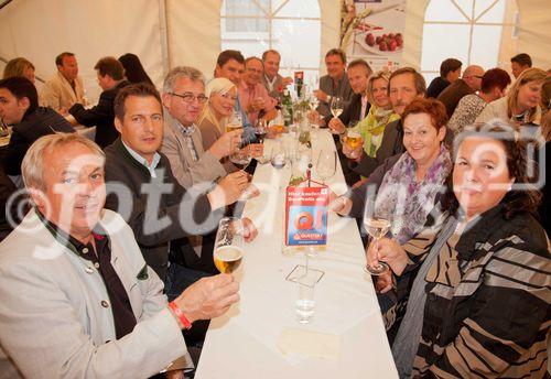 Anfang Juni lud Bauprofi Quester zum 20. Mal in Folge zu seinem traditionellen Spargelfest in Raasdorf. Über 800 Kunden, Lieferanten und Mitarbeiter folgten der Einladung. Im Bild: 