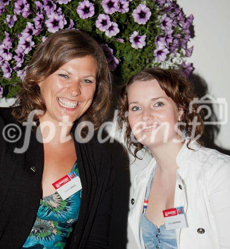 Anfang Juni lud Bauprofi Quester zum 20. Mal in Folge zu seinem traditionellen Spargelfest in Raasdorf. Über 800 Kunden, Lieferanten und Mitarbeiter folgten der Einladung. Im Bild: Raphaela Sedlatschek und Alexandra Wurzer (beide Quester)