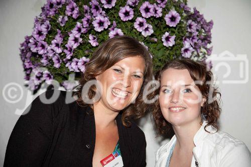 Anfang Juni lud Bauprofi Quester zum 20. Mal in Folge zu seinem traditionellen Spargelfest in Raasdorf. Über 800 Kunden, Lieferanten und Mitarbeiter folgten der Einladung. Im Bild: Raphaela Sedlatschek und Alexandra Wurzer (beide Quester)