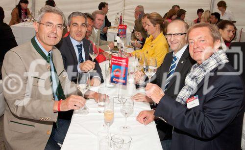 Anfang Juni lud Bauprofi Quester zum 20. Mal in Folge zu seinem traditionellen Spargelfest in Raasdorf. Über 800 Kunden, Lieferanten und Mitarbeiter folgten der Einladung. Im Bild: v.l.n.r. Peter Giffinger (Managing Director Rigips Austria), Georg Bursik (Geschäftsführer Wopfinger Baustoffindustrie) Gerhard Staudinger (Vertriebsleiter Wienerberger), Ulrich Paulmann (Geschäftsführer Quester)