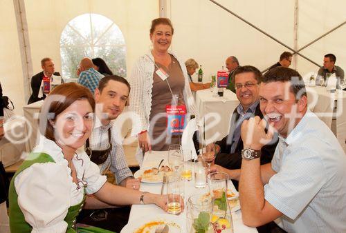 Anfang Juni lud Bauprofi Quester zum 20. Mal in Folge zu seinem traditionellen Spargelfest in Raasdorf. Über 800 Kunden, Lieferanten und Mitarbeiter folgten der Einladung. Im Bild: