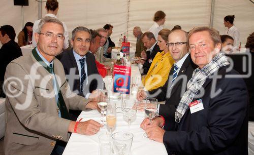 Anfang Juni lud Bauprofi Quester zum 20. Mal in Folge zu seinem traditionellen Spargelfest in Raasdorf. Über 800 Kunden, Lieferanten und Mitarbeiter folgten der Einladung. Im Bild: v.l.n.r. Peter Giffinger (Managing Director Rigips Austria), Georg Bursik (Geschäftsführer Wopfinger Baustoffindustrie) Gerhard Staudinger (Vertriebsleiter Wienerberger), Ulrich Paulmann (Geschäftsführer Quester)