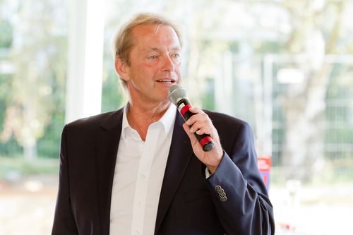 (c) fotodienst/Anna Rauchenberger - Wien, am 13.08.2012 – Nur knapp drei Monate nach dem Spatenstich hat Bauprofi Quester zur Gleichenfeier für seine 23. Filiale geladen. Bereits Mitte September soll die neue Filiale  Gewerbekunden und Profis auf Zeit zur Verfügung stehen. Die offizielle Eröffnung findet voraussichtlich Anfang Oktober statt. FOTO DI Ulrich Paulmann, GF Quester