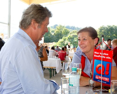 (c) fotodienst/Anna Rauchenberger - Wien, am 13.08.2012 – Nur knapp drei Monate nach dem Spatenstich hat Bauprofi Quester zur Gleichenfeier für seine 23. Filiale geladen. Bereits Mitte September soll die neue Filiale  Gewerbekunden und Profis auf Zeit zur Verfügung stehen. Die offizielle Eröffnung findet voraussichtlich Anfang Oktober statt. FOTO Erich Forstner, Baumanagement Forstner und Ursula Ottawa (Quester)
