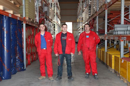 Am 19. und 20. Oktober stellte Baustoffprofi Quester seine neue Filiale in Wien-Aufhof vor. Während der Tage der offenen Tür konnten die Besucher den Standort nicht nur am Boden genau unter die Lupe nehmen, sondern - mit dem Quester-Ballon - auch aus der Luft. Im Bild: Mitarbeiter in der riesigen Lagerhalle von Quester-Auhof. 