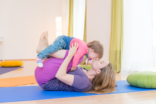Das FREIRAUM-Institut in Wien feiert im kommenden September sein 5-jähriges Bestehen. In den Räumlichkeiten in der Liechtensteinstraße werden Hatha-Yoga, Schwangeren-Yoga, Mama-Baby-Yoga, Kinder-Yoga, Teenager-Yoga und mehr angebten. Das besondere Angebot des Instituts sind die Drop-In-Classes ohne Anmeldung und Bindung. Einfach jederzeit beginnen. Dazu bietet Freiraum etwas ganz besonderes an: Geburtsvorbereitung mit Yoga, vermittelt von derzeit sechs Yoga-Lehrerinnen in freudiger Erwartung ihres jeweils zweiten Kindes.