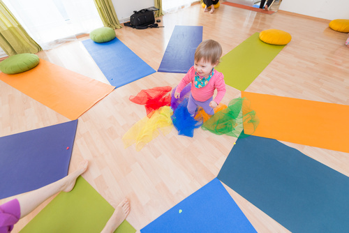 Das FREIRAUM-Institut in Wien feiert im kommenden September sein 5-jähriges Bestehen. In den Räumlichkeiten in der Liechtensteinstraße werden Hatha-Yoga, Schwangeren-Yoga, Mama-Baby-Yoga, Kinder-Yoga, Teenager-Yoga und mehr angebten. Das besondere Angebot des Instituts sind die Drop-In-Classes ohne Anmeldung und Bindung. Einfach jederzeit beginnen. Dazu bietet Freiraum etwas ganz besonderes an: Geburtsvorbereitung mit Yoga, vermittelt von derzeit sechs Yoga-Lehrerinnen in freudiger Erwartung ihres jeweils zweiten Kindes.