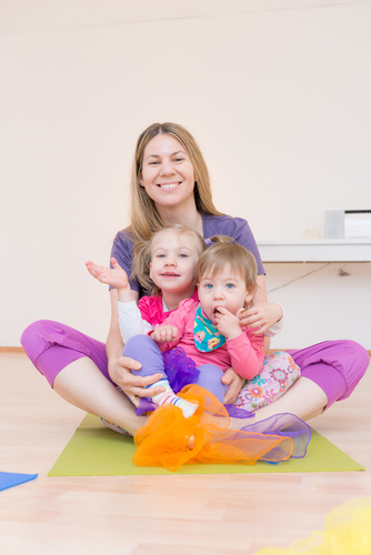 Das FREIRAUM-Institut in Wien feiert im kommenden September sein 5-jähriges Bestehen. In den Räumlichkeiten in der Liechtensteinstraße werden Hatha-Yoga, Schwangeren-Yoga, Mama-Baby-Yoga, Kinder-Yoga, Teenager-Yoga und mehr angebten. Das besondere Angebot des Instituts sind die Drop-In-Classes ohne Anmeldung und Bindung. Einfach jederzeit beginnen. Dazu bietet Freiraum etwas ganz besonderes an: Geburtsvorbereitung mit Yoga, vermittelt von derzeit sechs Yoga-Lehrerinnen in freudiger Erwartung ihres jeweils zweiten Kindes.