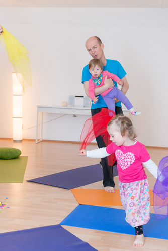 Das FREIRAUM-Institut in Wien feiert im kommenden September sein 5-jähriges Bestehen. In den Räumlichkeiten in der Liechtensteinstraße werden Hatha-Yoga, Schwangeren-Yoga, Mama-Baby-Yoga, Kinder-Yoga, Teenager-Yoga und mehr angebten. Das besondere Angebot des Instituts sind die Drop-In-Classes ohne Anmeldung und Bindung. Einfach jederzeit beginnen. Dazu bietet Freiraum etwas ganz besonderes an: Geburtsvorbereitung mit Yoga, vermittelt von derzeit sechs Yoga-Lehrerinnen in freudiger Erwartung ihres jeweils zweiten Kindes.