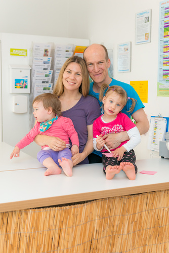 Das FREIRAUM-Institut in Wien feiert im kommenden September sein 5-jähriges Bestehen. In den Räumlichkeiten in der Liechtensteinstraße werden Hatha-Yoga, Schwangeren-Yoga, Mama-Baby-Yoga, Kinder-Yoga, Teenager-Yoga und mehr angebten. Das besondere Angebot des Instituts sind die Drop-In-Classes ohne Anmeldung und Bindung. Einfach jederzeit beginnen. Dazu bietet Freiraum etwas ganz besonderes an: Geburtsvorbereitung mit Yoga, vermittelt von derzeit sechs Yoga-Lehrerinnen in freudiger Erwartung ihres jeweils zweiten Kindes.