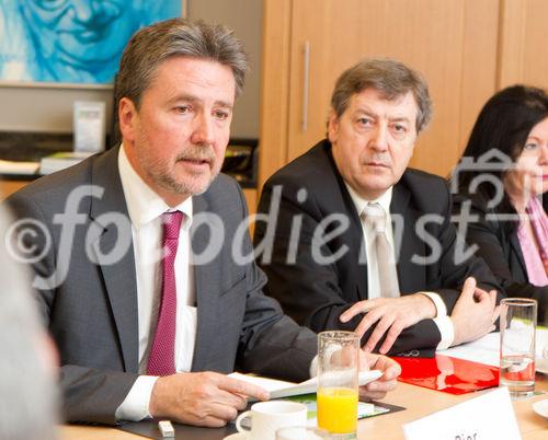 (C)fotodienst/Anna Rauchenberger Wien, 22.03.2011 - Die an der Wiener Börse notierte UBM Realitätenentwicklung AG hat 2010 trotz niedrigerer Leistung mehr Gewinn erzielt. Dies gab das Unternehmen bei einer Pressekonferenz im Hotel Hilton bekannt. FOTO v.l.: Mag. Karl Bier, CEO, Heribert Smolé, CFO, beide UBM Realitätenentwicklung AG