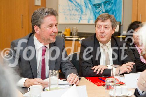 (C)fotodienst/Anna Rauchenberger Wien, 22.03.2011 - Die an der Wiener Börse notierte UBM Realitätenentwicklung AG hat 2010 trotz niedrigerer Leistung mehr Gewinn erzielt. Dies gab das Unternehmen bei einer Pressekonferenz im Hotel Hilton bekannt. FOTO v.l.: Mag. Karl Bier, CEO, Heribert Smolé, CFO, beide UBM Realitätenentwicklung AG