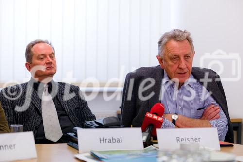 (c) fotodienst / Johannes Brunnbauer | Pressegespräch Projekt Marchfeldkogel forciert Rückbau in Naherholungsgebiet im Gemindeamt von Markgrafneusiedl am 21.03.2012. Im Bild vlnr.: Bürgermeister Erwin Hrabal und GF Errichtungsgesellschaft Marchfeldkogel mbH DI Matthias Reisner. Die führenden Rohstoffabbauunternehmen Herzer, Köhler, Koller, Spindler sowie Cemex haben sich zum Projekt Marchfeldkogel zusammengefunden: Gemeinsam wollen sie früher entnommene Rohstoffe entsprechend den Prinzipien der Kreislaufwirtschaft zurückführen und ein rund 110 Hektar großes Gebiet renaturieren. Der Marchfeldkogel soll ein Naherholungsgebiet werden, aber auch selten gewordenen Tierarten, wie beispielsweise dem Triel, ausreichend Lebensraum bieten.: