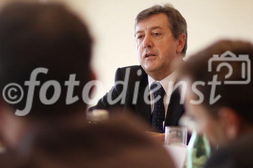 ©Fotodienst/ Sarah- Maria Kölbl; Veröffentlichung des Geschäftsberichtes 2009; Foto: Mitglied des Vorstandes Heribert Smolè