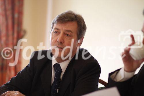 ©Fotodienst/ Sarah- Maria Kölbl; Veröffentlichung des Geschäftsberichtes 2009; Foto: Mitglied des Vorstandes Heribert Smolè