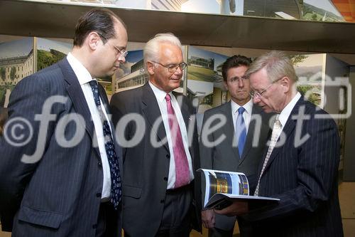 (C) fotodienst/Anna Rauchenberger - Wien 13.09.2006 - Die Fotodokumentation von Werken österreichischer Baumeister tourt im Baumeister-Show-Truck durch alle Landeshauptstädte. FOTO v.l.: Manfred Katzenschlager (Geschäftsführer Bundesinnung Bau), Senator H.C. TR Ing. Johannes Lahofer (Bundesinnungsmeister, Bau), Ing. Erwin Krammer MAS (Vorsitzender des Ausschusses für das Planungsrecht der Baumeister), Franz Morak (Staatssekretär für Kunst und Medien).