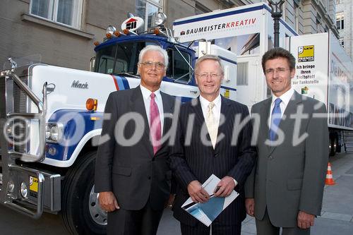 (C) fotodienst/Anna Rauchenberger - Wien 13.09.2006 - Die Fotodokumentation von Werken österreichischer Baumeister tourt im Baumeister-Show-Truck durch alle Landeshauptstädte. FOTO v.l.: Senator H.C. TR Ing. Johannes Lahofer (Bundesinnungsmeister, Bau), Franz Morak (Staatssekretär für Kunst und Medien), Ing. Erwin Krammer MAS (Vorsitzender des Ausschusses für das Planungsrecht der Baumeister).