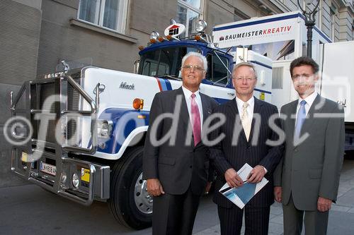 (C) fotodienst/Anna Rauchenberger - Wien 13.09.2006 - Die Fotodokumentation von Werken österreichischer Baumeister tourt im Baumeister-Show-Truck durch alle Landeshauptstädte. FOTO v.l.: Senator H.C. TR Ing. Johannes Lahofer (Bundesinnungsmeister, Bau), Franz Morak (Staatssekretär für Kunst und Medien), Ing. Erwin Krammer MAS (Vorsitzender des Ausschusses für das Planungsrecht der Baumeister).