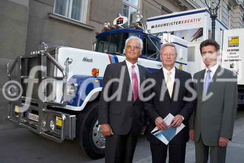 (C) fotodienst/Anna Rauchenberger - Wien 13.09.2006 - Die Fotodokumentation von Werken österreichischer Baumeister tourt im Baumeister-Show-Truck durch alle Landeshauptstädte. FOTO v.l.: Senator H.C. TR Ing. Johannes Lahofer (Bundesinnungsmeister, Bau), Franz Morak (Staatssekretär für Kunst und Medien), Ing. Erwin Krammer MAS (Vorsitzender des Ausschusses für das Planungsrecht der Baumeister).