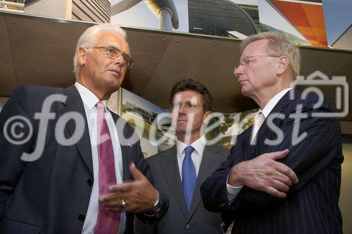 (C) fotodienst/Anna Rauchenberger - Wien 13.09.2006 - Die Fotodokumentation von Werken österreichischer Baumeister tourt im Baumeister-Show-Truck durch alle Landeshauptstädte. FOTO v.l.: Senator H.C. TR Ing. Johannes Lahofer (Bundesinnungsmeister, Bau), Ing. Erwin Krammer MAS (Vorsitzender des Ausschusses für das Planungsrecht der Baumeister), Franz Morak (Staatssekretär für Kunst und Medien).