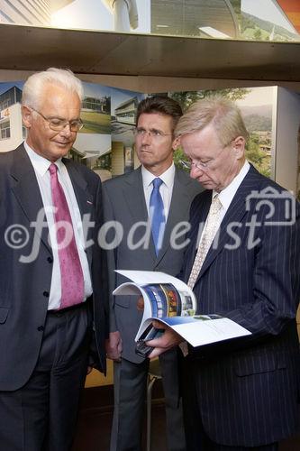 (C) fotodienst/Anna Rauchenberger - Wien 13.09.2006 - Die Fotodokumentation von Werken österreichischer Baumeister tourt im Baumeister-Show-Truck durch alle Landeshauptstädte. FOTO: Senator H.C. TR Ing. Johannes Lahofer (Bundesinnungsmeister, Bau), Ing. Erwin Krammer MAS (Vorsitzender des Ausschusses für das Planungsrecht der Baumeister), Franz Morak (Staatssekretär für Kunst und Medien).