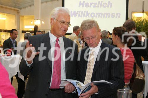 (C) fotodienst/Anna Rauchenberger - Wien 13.09.2006 - Die Fotodokumentation von Werken österreichischer Baumeister tourt im Baumeister-Show-Truck durch alle Landeshauptstädte. FOTO: Senator H.C. TR Ing. Johannes Lahofer (Bundesinnungsmeister, Bau), Franz Morak (Staatssekretär für Kunst und Medien).