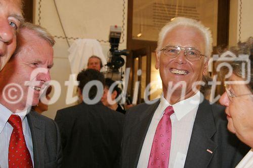 (C) fotodienst/Anna Rauchenberger - Wien 13.09.2006 - Die Fotodokumentation von Werken österreichischer Baumeister tourt im Baumeister-Show-Truck durch alle Landeshauptstädte. FOTO: Senator H.C. TR Ing. Johannes Lahofer (Bundesinnungsmeister, Bau, 2.v.r.) und Gäste.