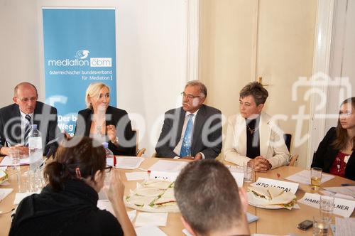 (C) fotodienst/Gudrun Krieger - Wien 16.09.2009 - Pressekonferenz, Foto: li na re: Mag. Dieter Wlcek (Schulleiter Internationales Business College Hetzendorf, 12. Bezirk), Mag. Christine Haberlehner (Peer-Mediations-Expertin, Vorstand ÖBM), Mag. Marianus Mautner (Bundessprecher ÖBM), Mag. Erika Wailzer (AHS-Professorin und Peer-Betreuerin GRG,Parhamerplatz,17.Bezirk), 