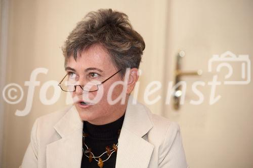 (C) fotodienst/Gudrun Krieger - Wien 16.09.2009 - Pressekonferenz, Foto: Mag. Erika Wailzer (AHS-Professorin und Peer-Betreuerin GRG,Parhamerplatz,17.Bezirk)