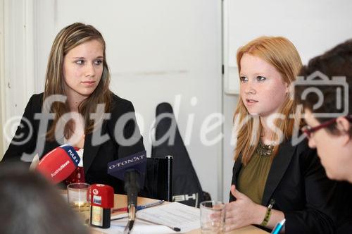 (C) fotodienst/Gudrun Krieger - Wien 16.09.2009 - Pressekonferenz, Foto:li na re: Schülerinnen: Julia Mayer (Peer-Mediatorin,GRG Parhamerplatz), Lisa Haberfellner (Peer-Mediatorin, ibc-: Hetzendorf),