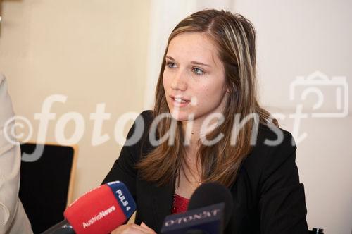 (C) fotodienst/Gudrun Krieger - Wien 16.09.2009 - Pressekonferenz, Foto: Julia Mayer (Peer-Mediatorin,GRG Parhamerplatz)