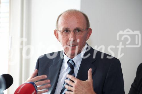 (C) fotodienst/Gudrun Krieger - Wien 16.09.2009 - Pressekonferenz, Foto: Mag. Dieter Wlcek (Schulleiter Internationales Business College Hetzendorf, 12. Bezirk),